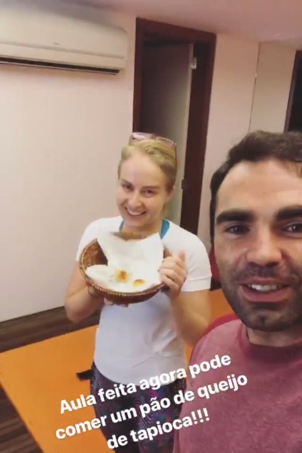Angélica se joga no pão de queijo após treino  (Foto: Reprodução/Instagram)