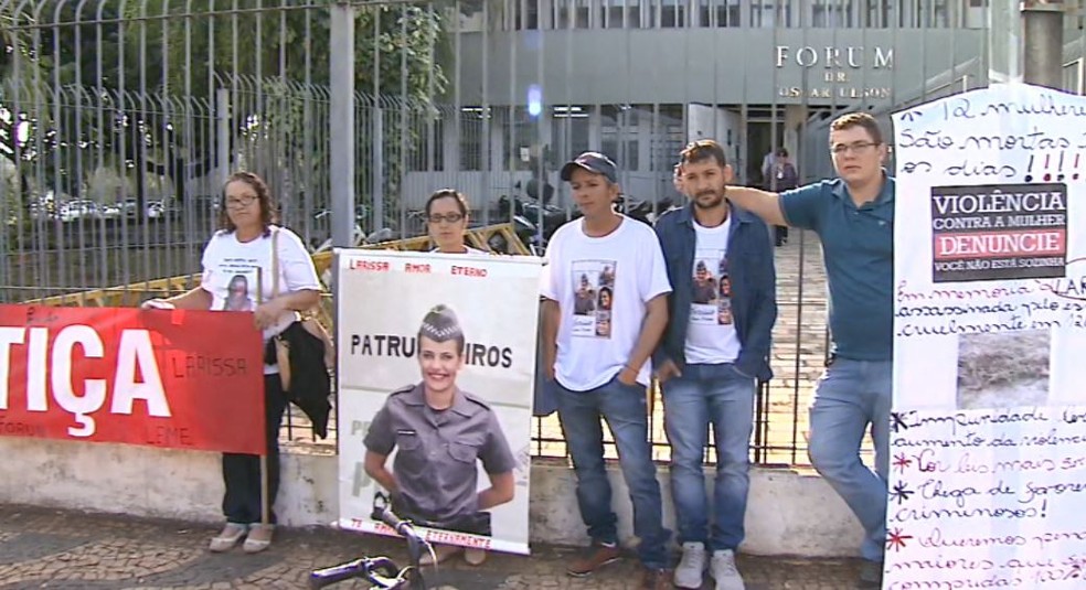 Familiares e amigos de Larissa pediram justiça em julgamento nesta quinta em Leme (Foto: Reprodução/EPTV)