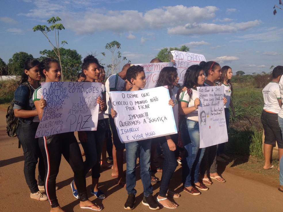 Alunos fizeram protesto pedindo paz após morte de colegas que desapareceram ao sair para feira agropecuária (Foto: Arquivo Pessoal)
