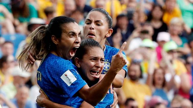 Marta comemora gol do Brasil sobre a Austrália