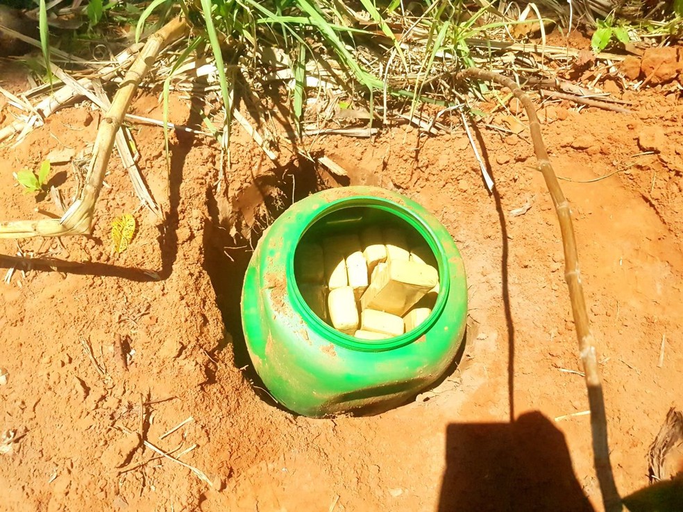 Tambores com a droga estavam enterrados em propriedade rural (Foto: Pol&iacute;cia Militar/Cedida)