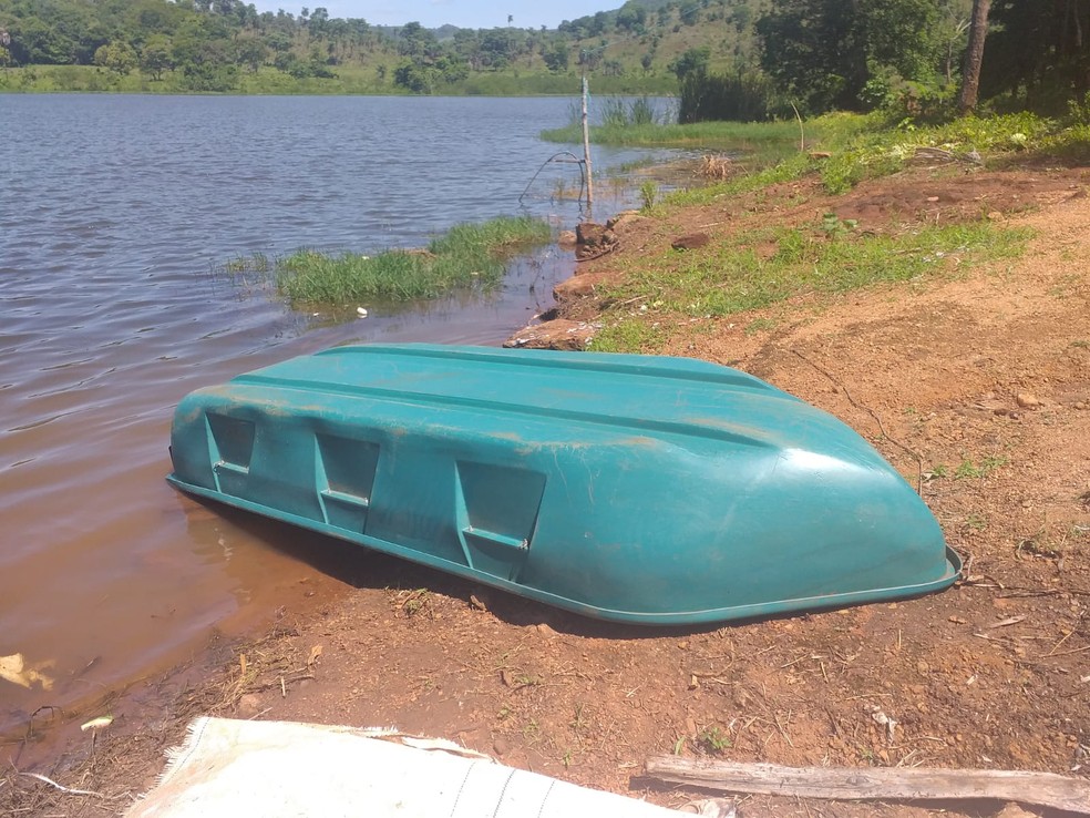 Embarcação que era usada pelos idosos no momento do acidente — Foto: Bombeiros/Divulgação