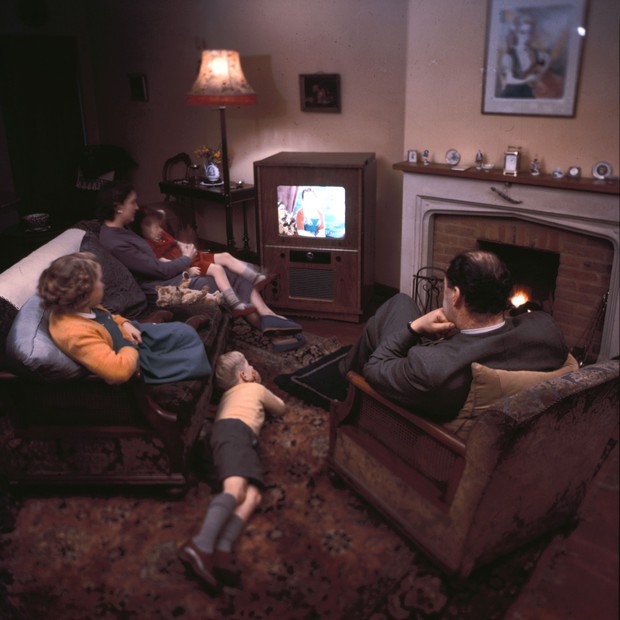 Família vendo TV (Foto: getty images)