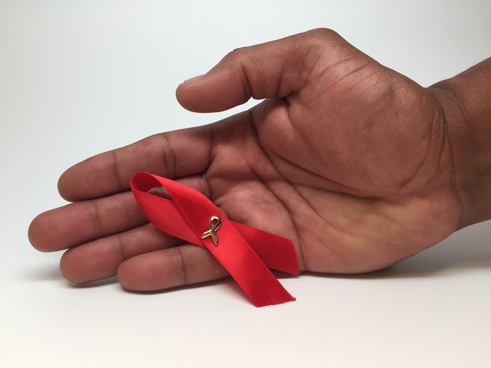 Somente 64% das crianças e adolescentes alcançaram supressão viral do HIV após um ano  (Foto: NIAID)