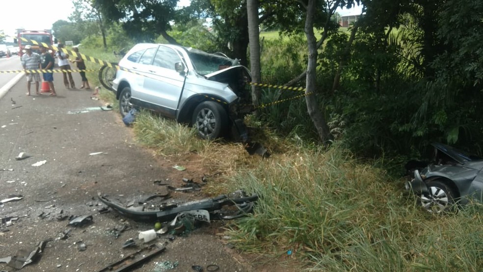 Batida deixou três mortos em rodovia de MS, dois veículos foram parar fora da pista — Foto: PRF/Divulgação 