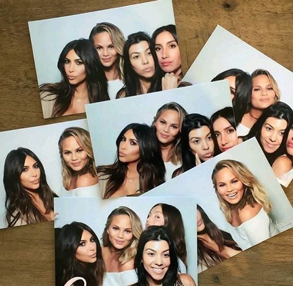 As irmãs Kardashian armaram um chá de fralda para Chrissy Teigen há cerca de um mês (Foto: Instagram/Reprodução)