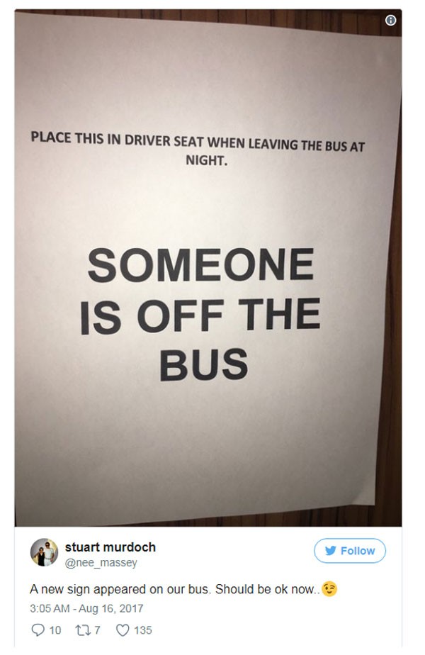 Aviso que será deixado no banco do ônibus de cada músico da banda que se ausentar do veículo. (Foto: Reprodução instagram)