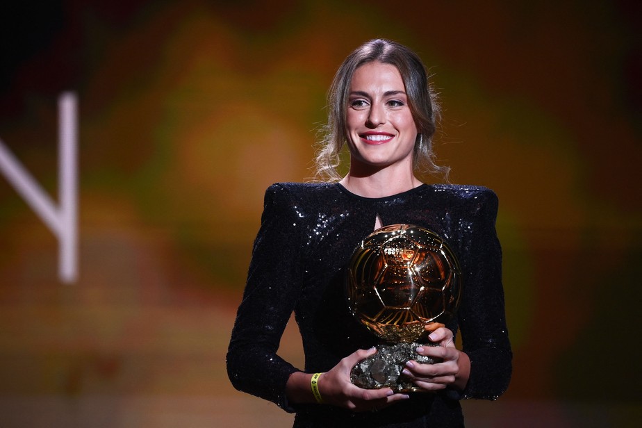 Alexia Putellas recebe prêmio Bola de Ouro