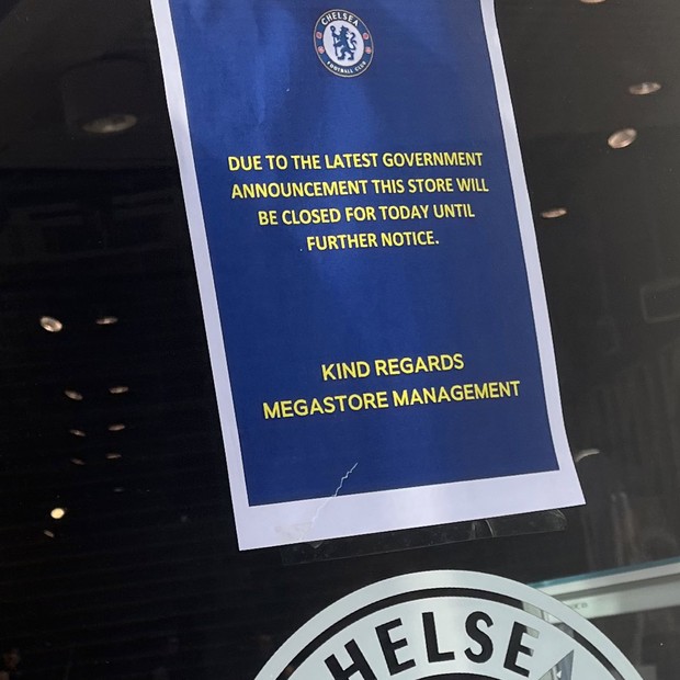 Lojas do Chelsea já começaram a ser fechadas após a sanção imposta pelo Governo Britânico (Foto: Reprodução / Twitter)