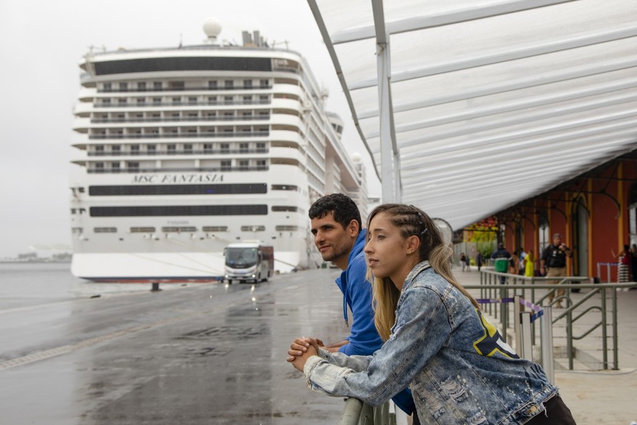 De São Paulo, os turistas Gabriel Emanuel e Eli Almeida observam a Baía de Guanabara no porto da Praça Mauá: até abril, serão 37 cruzeiros na cidade