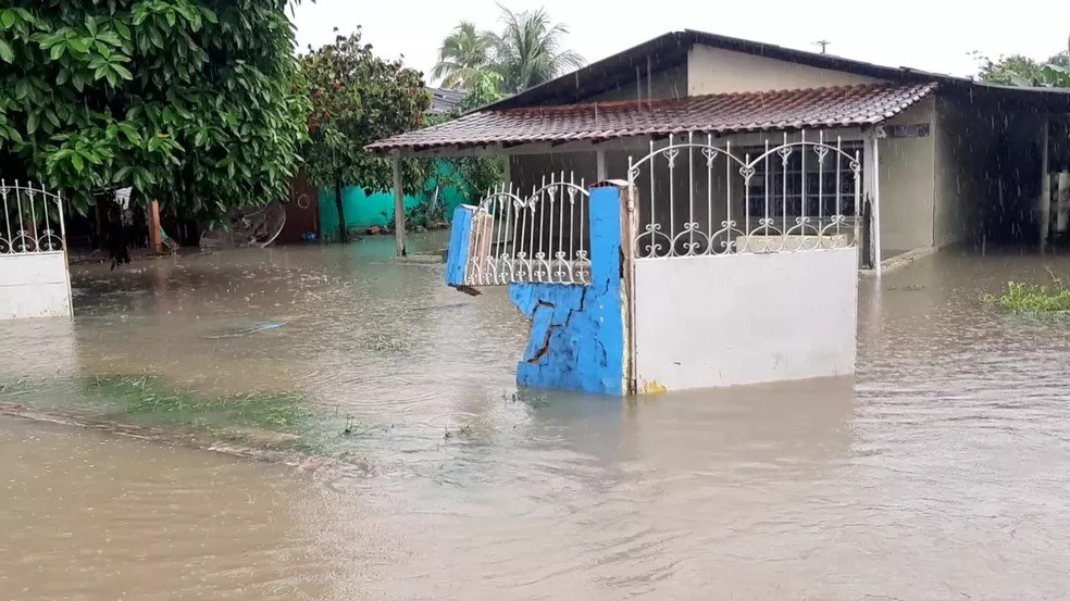 Casa alagada após temporal em Parintins — Foto: Reprodução