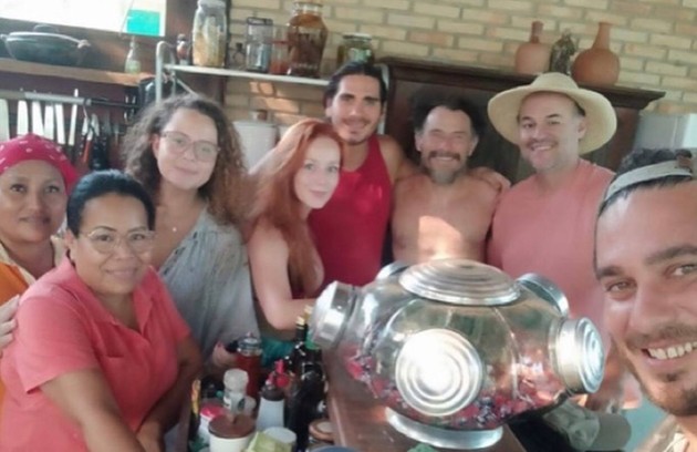 Malu Rodrigues, Gabriel Sater e Almir Sater entre amigos na casa do cantor veterano (Foto: Reprodução)