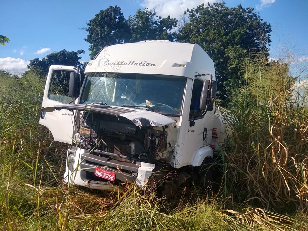 Caminhão saiu da pista após a batida, mas o motorista não se feriu — Foto: Jornal A Tribuna Borborema/Divulgação