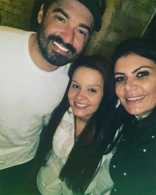 Fernando Zor e Maiara aparecem juntos em selfie com fã (Foto: Reprodução / Instagram)