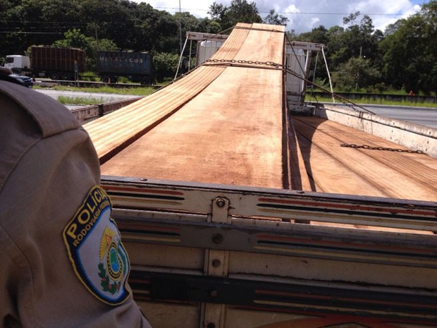 Carga de madeira foi apreendida pela PRF no município de Mamanguape, no litoral norte da Paraíba (Foto: Nucom/PRF)