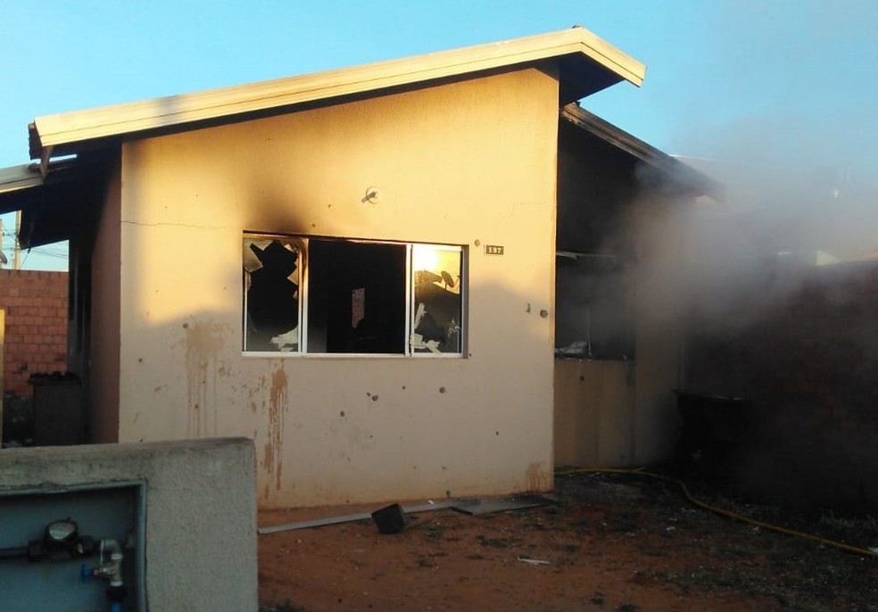 Corpo de Bombeiros encontra corpo carbonizado dentro de casa que pegou fogo em Araras — Foto: Beto Ribeiro Repórter