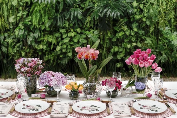 Uma mesa com flores e decoração no clima do outono (Foto: Julio Acevedo)