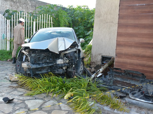 Frente do veículo ficou destruída (Foto: Walter Paparazzo/G1)