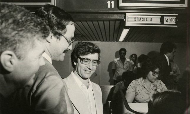 O padre italiano no Aeroporto do Rio, no dia 18 de outubro de 1980