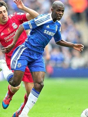 Ramires na partida do Chelsea contra o Liverpool na final da Copa da Inglaterra (Foto: AFP)