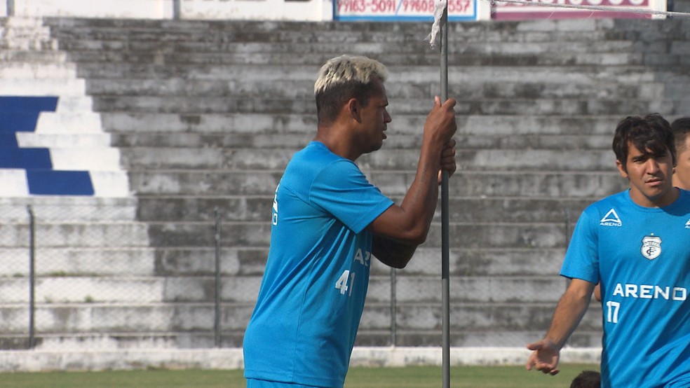 Jogador já treinava com o time do Treze antes de ser liberado pela Portuguesa  (Foto: Reprodução/TV Paraíba)