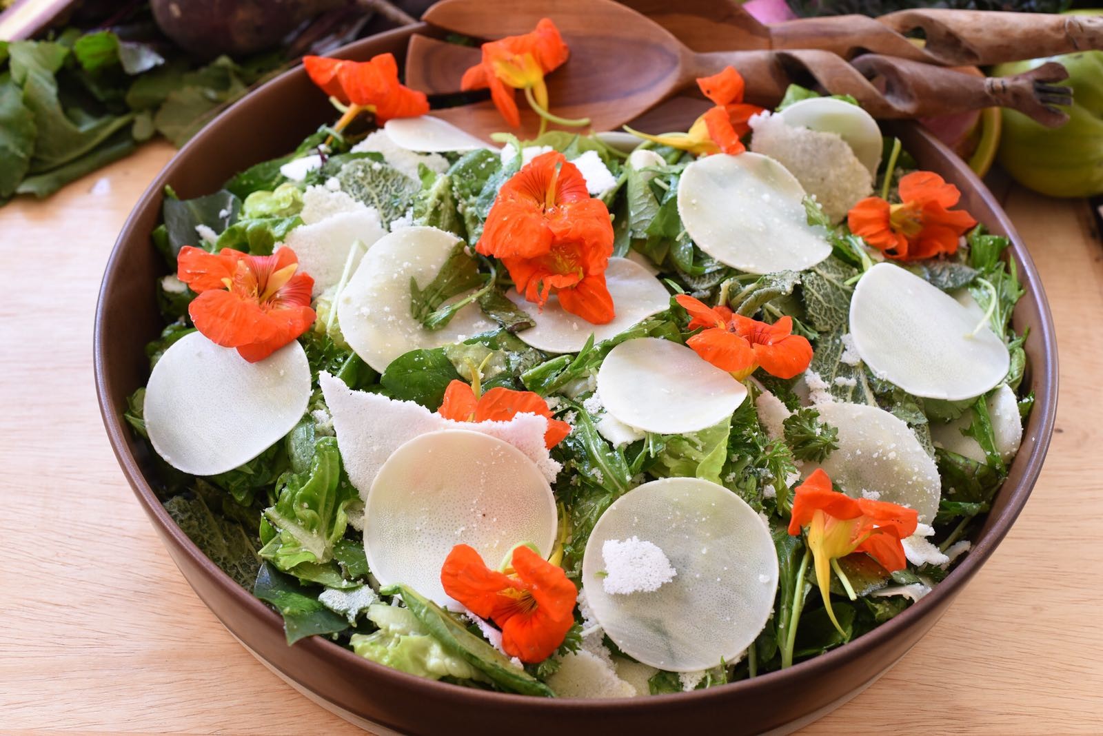 A salada com vegetais da Fazenda Sta Julieta, pupunha e tapioca com manteiga e pimenta – as flores também são comestíveis!