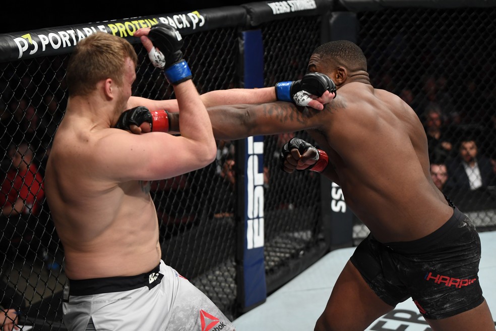 Walt Harris arrasou Sergey Spivak em 50s no UFC Ottawa â?? Foto: Getty Images