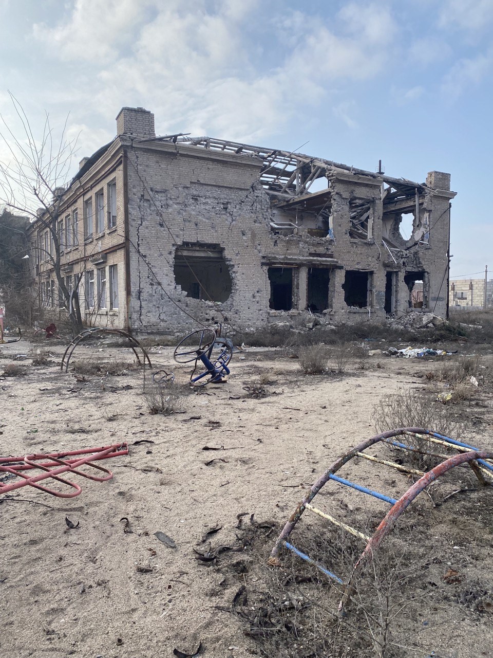 Fachada da escola destruída pelos bombardeios em Mariupol — Foto: Ekaterina Diachkova