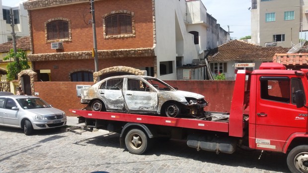 Carro carbonizado onde teria sido encontrado o corpo da cantora Loalwa (Foto: Lucas Pasin / EGO)