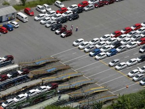  Com vendas em queda, setor automotivo é um dos que sofrem ante a crise na indústria  (Foto: Reuters)