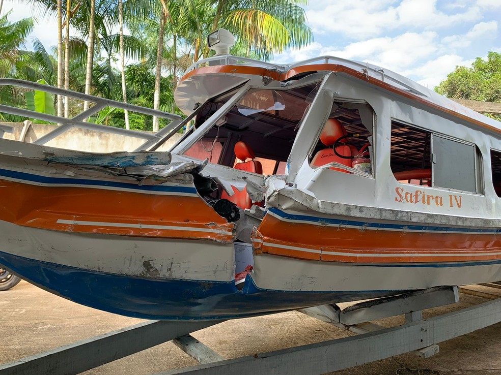 Situação da embarcação menor, mais danificada com a colisão — Foto: Paulo Pennafort/Rede Amazônica