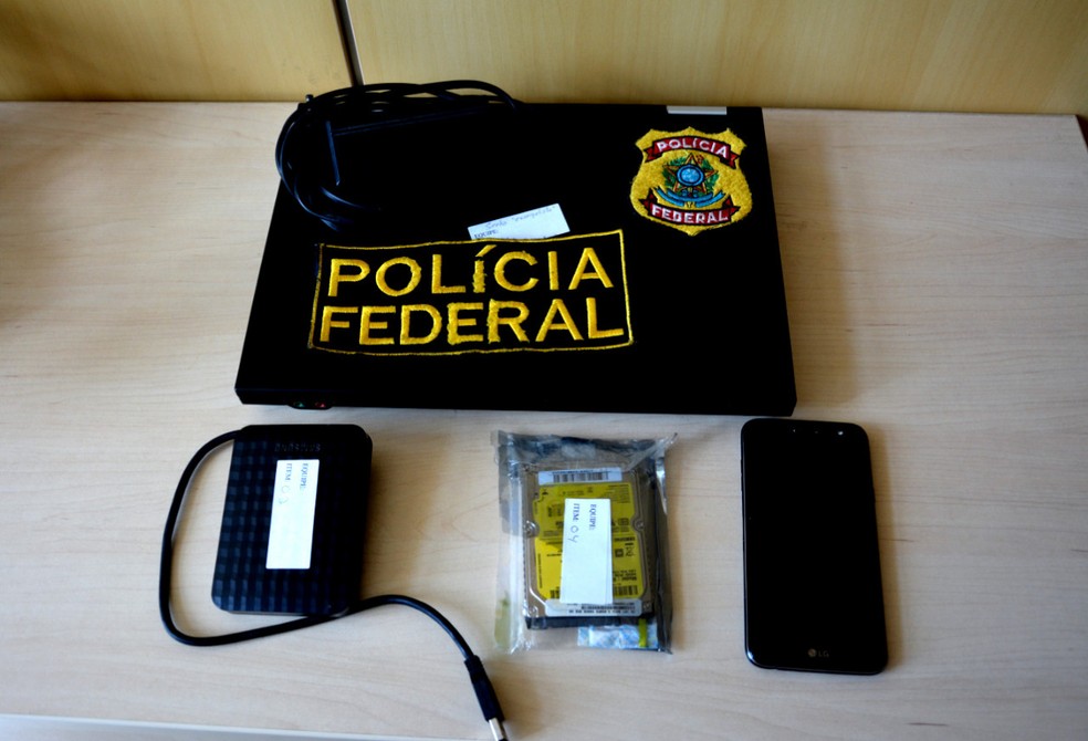 Disco de armazenamento e celular foram encontrados com professor na Zona Norte do Recife (Foto: Ascom/PF)