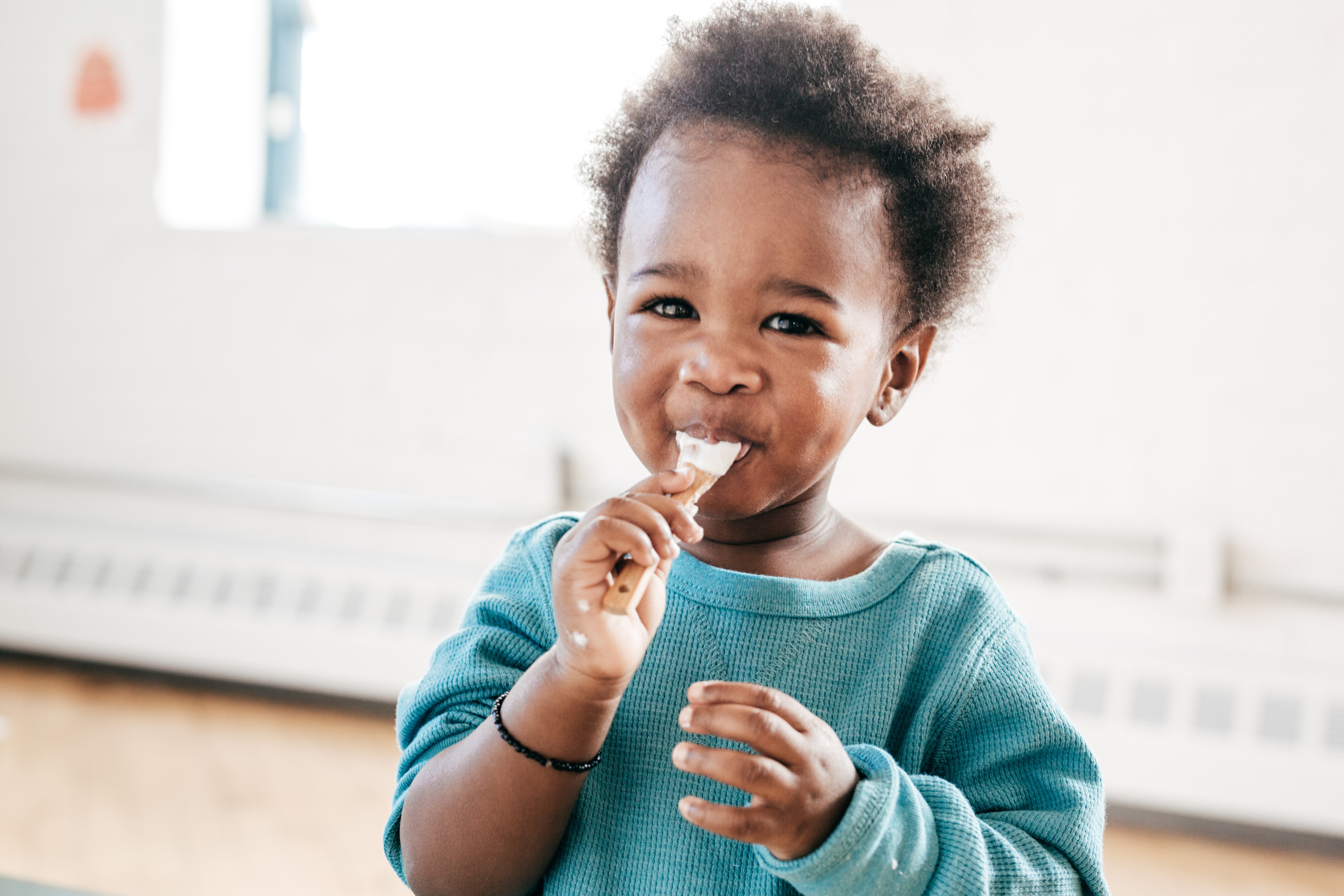 Criança comendo iogurte (Foto: Getty Images)