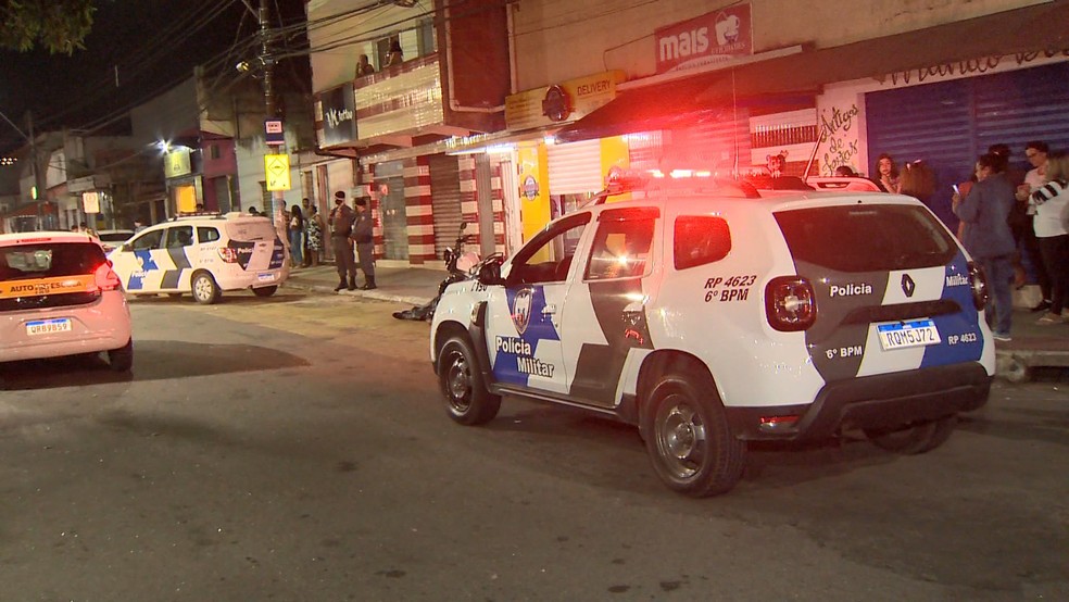 Crime aconteceu em frente a uma lanchonete do bairro Barcelona, onde a vítima trabalhava como entregador há uma semana.  — Foto: Reprodução/TV Gazeta