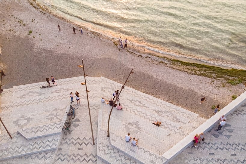 Arquitetos criam piso que simula tapetes albaneses para transformar orla de lago na Albânia (Foto: Jesus Hernandez / Ergys Zhabjaku)