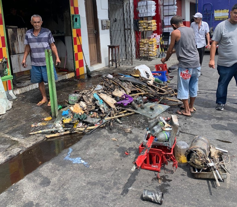 Objetos de lanchonete da Feira Central de Campina Grande ficaram totalmente destruídos — Foto: Amy Nascimento/g1