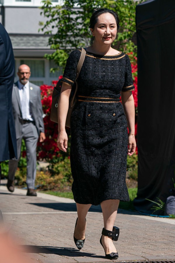 VANCOUVER, BC - MAY 27: Meng Wanzhou walks down her driveway to her car as she departs her home for BC Supreme Court on May 27, 2020 in Vancouver, Canada. Meng a Huawei executive is fighting extradition to the United States and has been under house arrest (Foto: Getty Images)