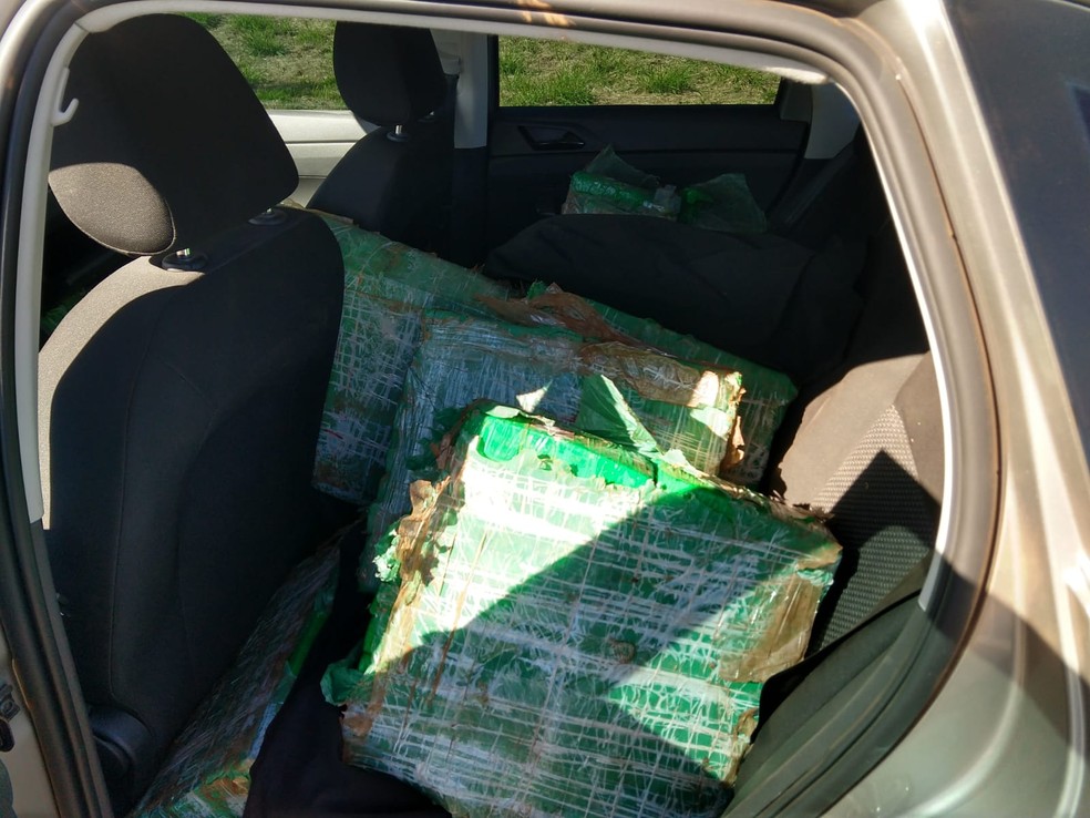 Diversos tabletes de maconha são apreendidos em veículo — Foto: Polícia Militar Rodoviária/Divulgação