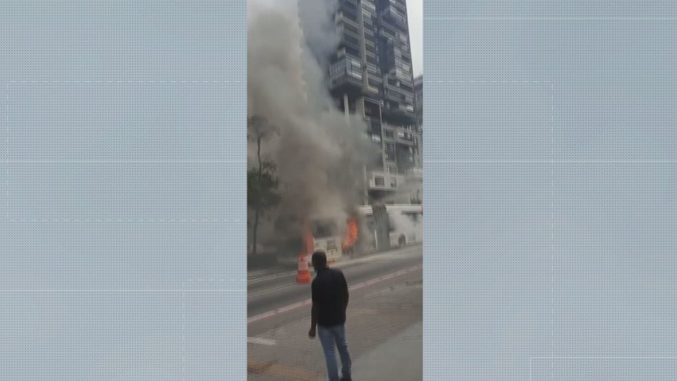 Ônibus pega fogo na Avenida Rebouças, que foi totalmente interditada  — Foto: Reprodução/TV Globo