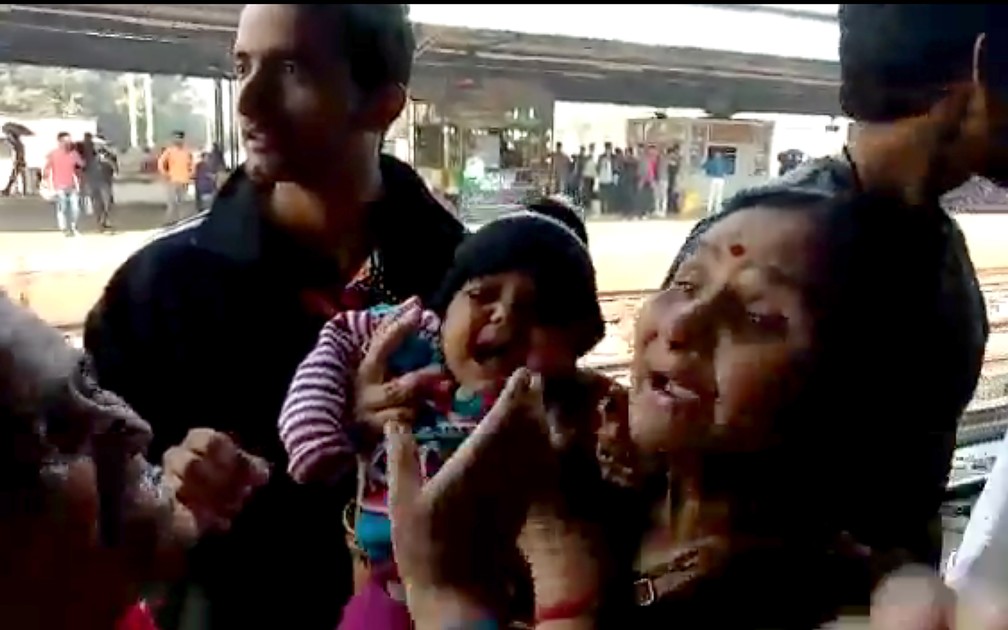 Bebê que saiu em trilhos de trem em estação na Índia foi salva e saiu ilesa do acidente — Foto: NNIS / AFP