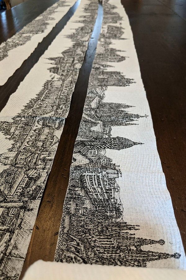 Artista desenha paisagens urbanas em 11 metros de papel higiênico (Foto: Divulgação)