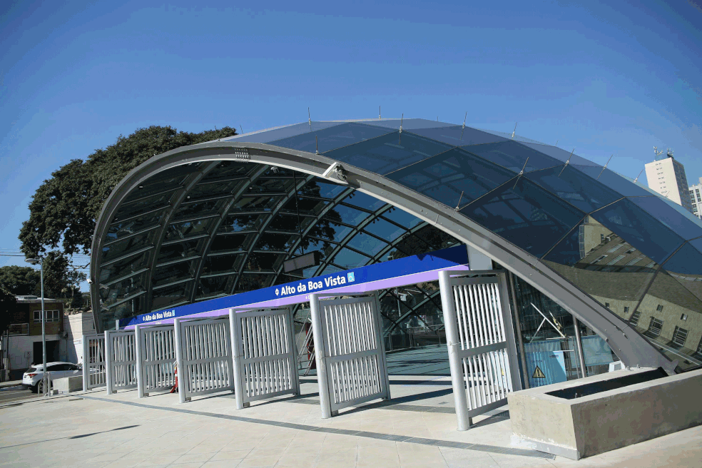 Estação Alto da Boa Vista tem cúpula de vidro, o que, segundo o Metrô de SP, vai gerar economia de energia elétrica (Foto: RENATO S. CERQUEIRA/FUTURA PRESS/ESTADÃO CONTEÚDO)