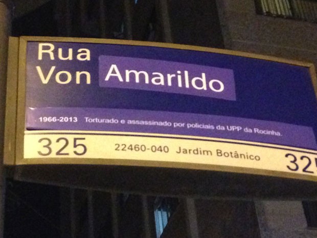Placa na Rua Von Martius também foi modificada (Foto: Fernanda Rouvenat/G1)