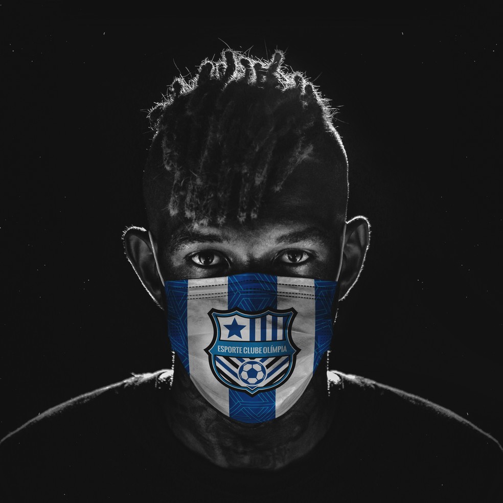 Anderson Talisca com uma das máscaras que distribuiu em Salvador — Foto: Divulgação