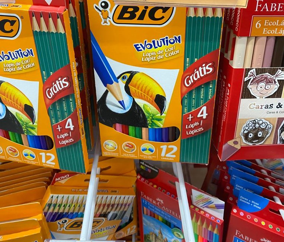 Kit com lápis de cor é um dos itens que mais aumentaram de preço neste ano — Foto: Augusto César Gomes/g1