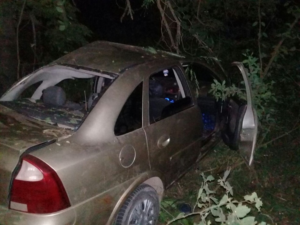 CrianÃ§a morre e outros 4 ficam feridos apÃ³s carro sair da pista e bater em Ã¡rvore em MS (Foto: Corpo de Bombeiros/DivulgaÃ§Ã£o)
