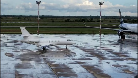 Avião com Battisti decola da Bolívia com destino à Itália 