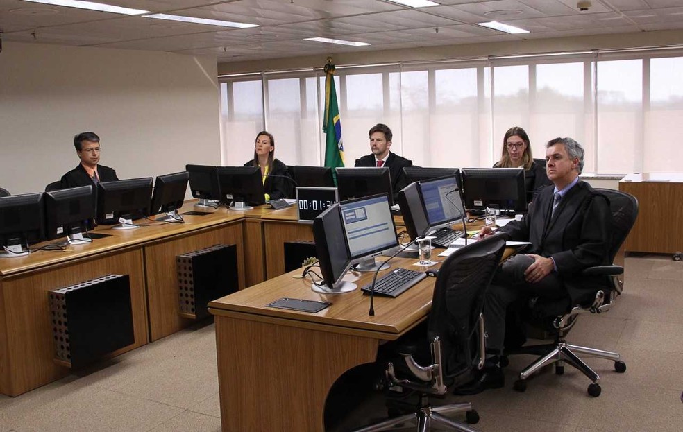 Desembargadores federais Victor Luiz dos Santos Laus (à esquerda), Leandro Paulsen (centro), o presidente da turma e relator João Pedro Gebran Neto (à direita), e a procuradora da República Maria Emília Corrêa da Costa durante o julgamento realizado nesta quarta (Foto: Sylvio Sirangelo/TRF4)