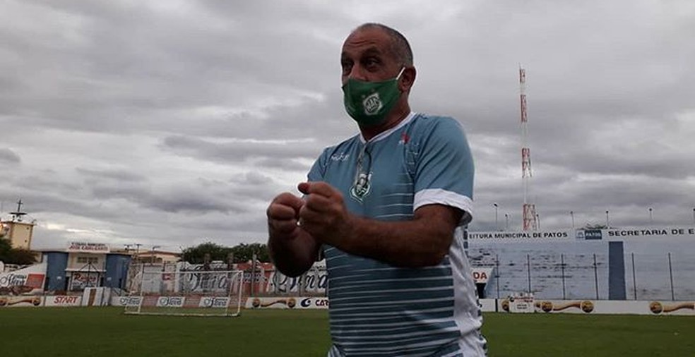 Celso Teixeira em a��o: t�cnico comanda treino no Jos� Cavalcanti � Foto: Jos� Filho / Nacional de Patos