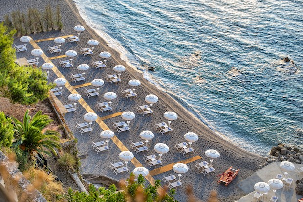 O hotel também tem uma praia privativa (Foto: Enzo Rando / Divulgação)